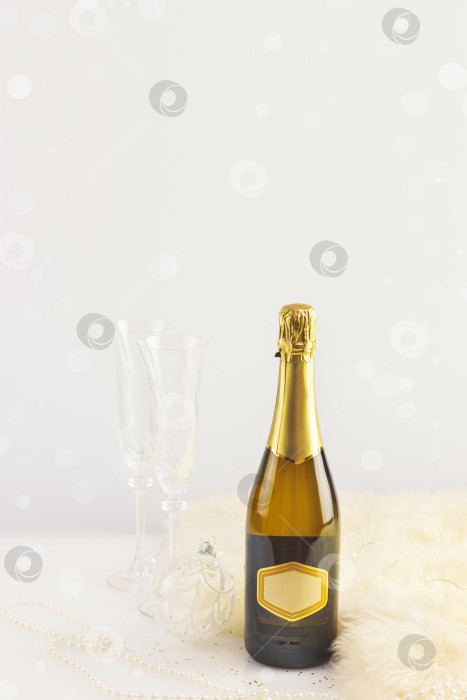 Скачать Бутылка шампанского и бокалы с рождественскими украшениями фотосток Ozero