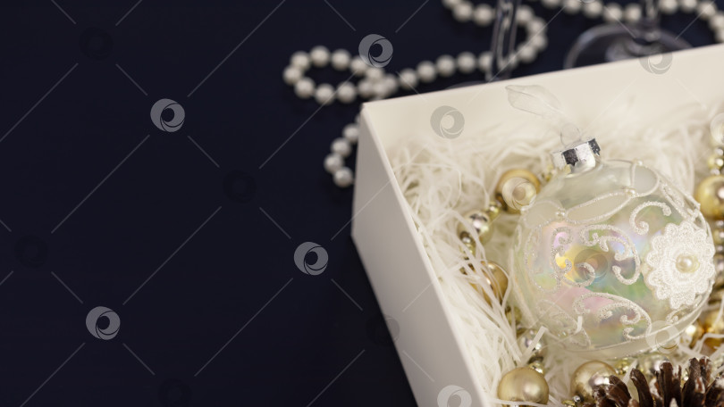 Скачать Рождественские и новогодние шары и украшения в белой бумажной коробке фотосток Ozero