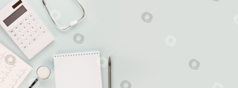 Скачать Калькулятор, стетоскоп, кардиограмма и ручка с блокнотом фотосток Ozero