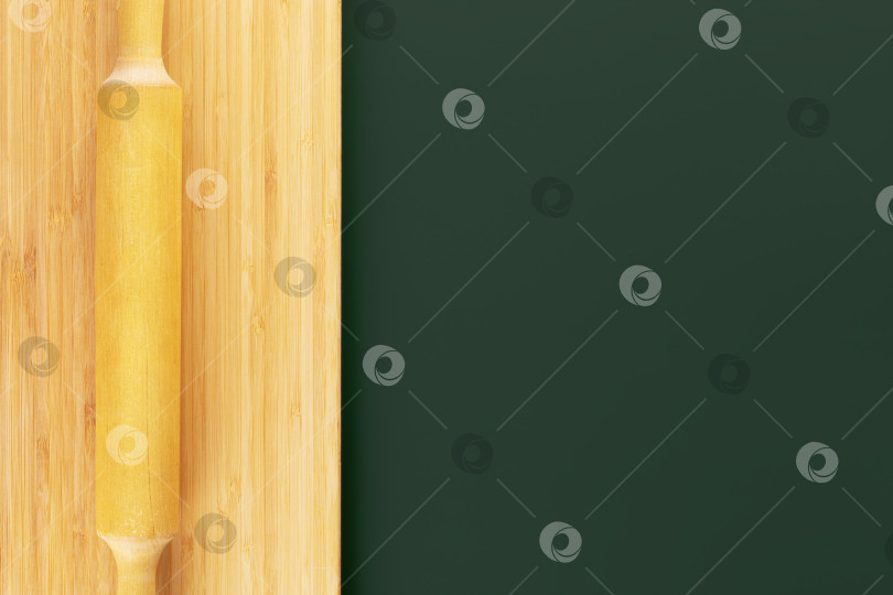 Скачать Деревянная доска с валиком для теста на зеленом фоне фотосток Ozero