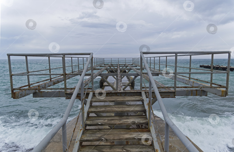 Скачать Пляжная веранда, разобранная на зиму. фотосток Ozero