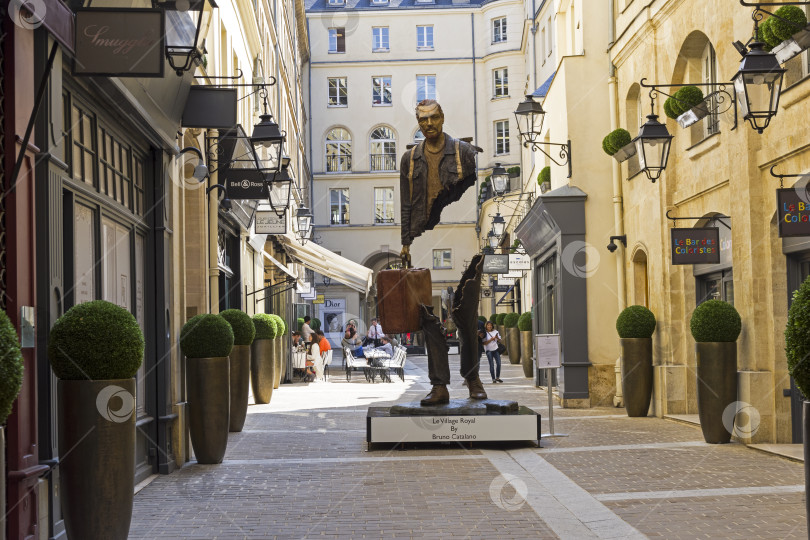 Скачать Необычная скульптура в центре Парижа фотосток Ozero