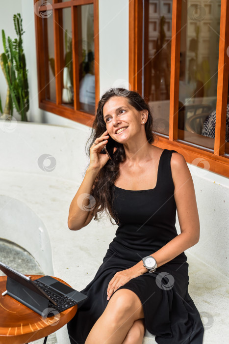 Скачать Портрет 40-летней деловой женщины без макияжа, разговаривающей по телефону фотосток Ozero