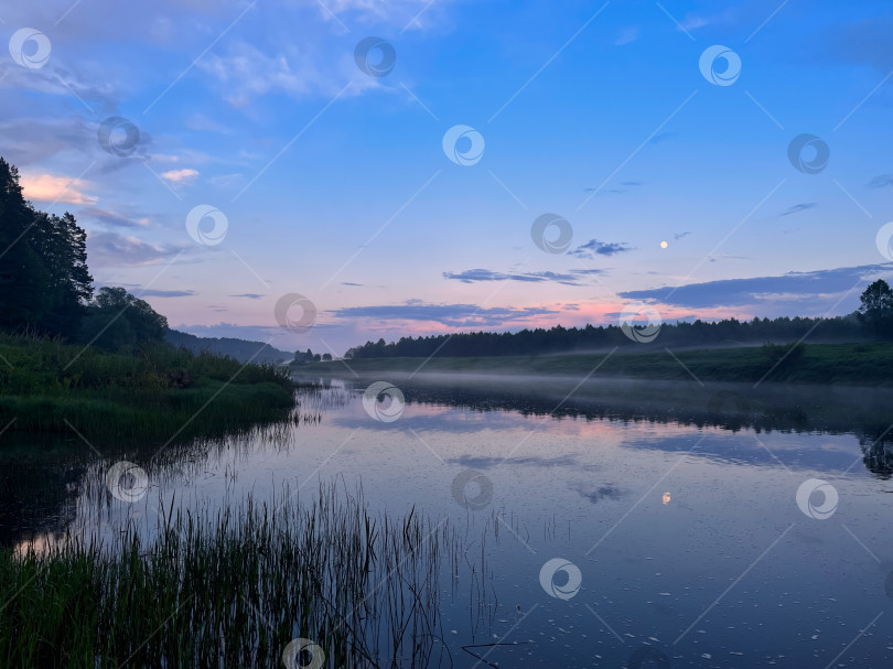 Скачать Туман и вечер на реке. фотосток Ozero