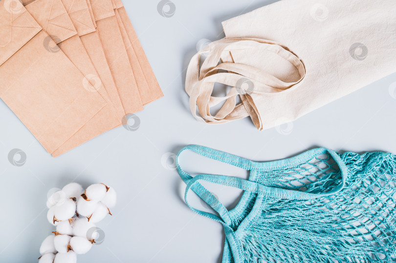 Скачать Коллекция экологически чистых сумок из текстиля, хлопка и бумаги на синем фоне фотосток Ozero