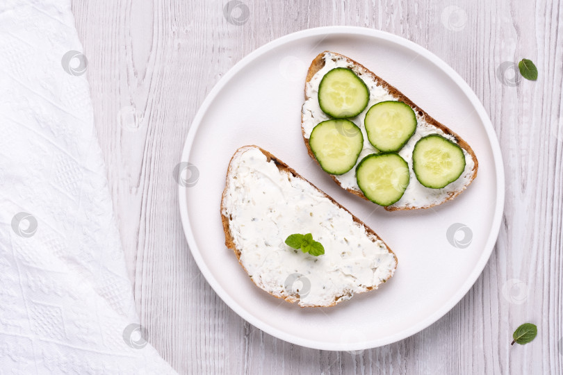 Скачать Вегетарианские бутерброды с творогом и огурцом. фотосток Ozero