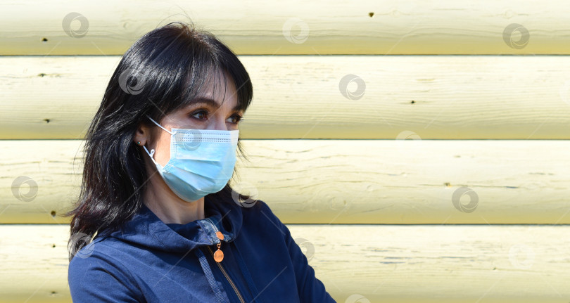 Скачать Портрет русской женщины в медицинской маске на деревянной стене. фотосток Ozero