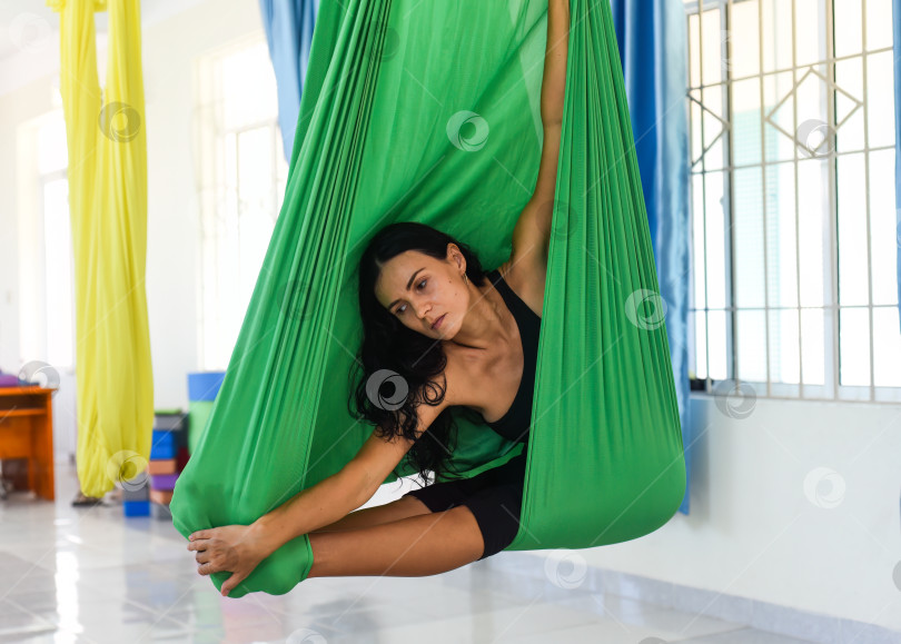Скачать Молодая женщина принимает позу йоги в воздухе или в полете фотосток Ozero