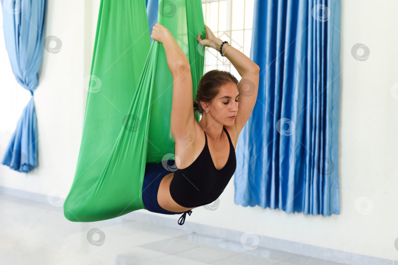 Скачать Молодая женщина принимает позу йоги в воздухе или в полете фотосток Ozero