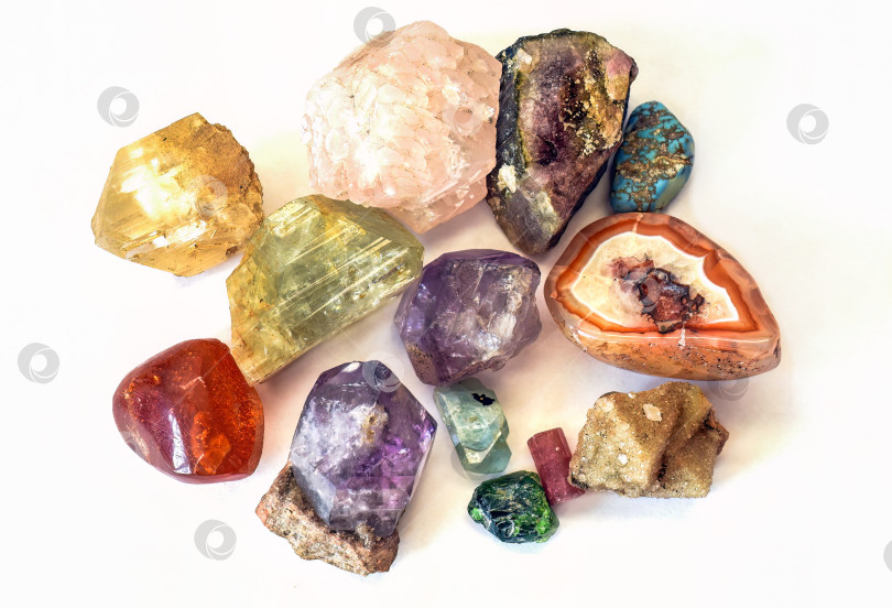 Скачать Коллекция различных красочных минералов, найденных в России. фотосток Ozero