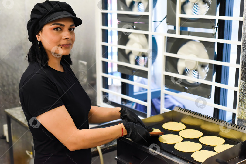 Скачать Мексиканка готовит тако на кухне мексиканского кафе фотосток Ozero