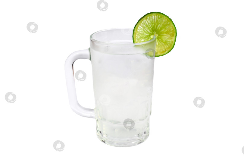 Скачать Мексиканский напиток с соком лайма и ломтиком лайма на белом фоне фотосток Ozero