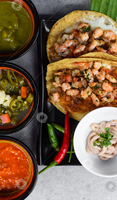 Скачать Тако "Ла Вига" с креветками и мексиканским соусом фотосток Ozero