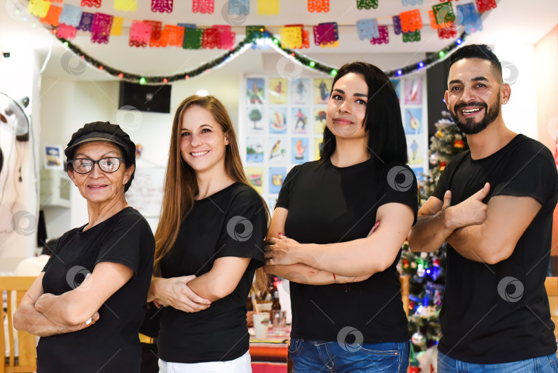 Скачать Мексиканская команда людей в мексиканском кафе стоит вместе фотосток Ozero