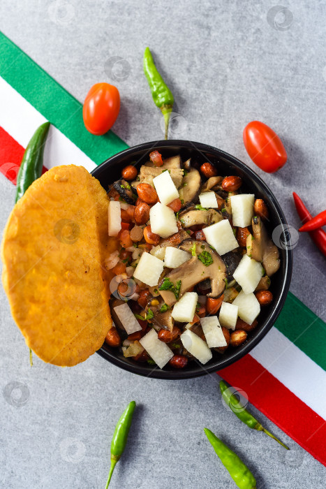 Скачать Мексиканское блюдо Рома на черной тарелке, вид сверху, с помидорами черри и перцем чили фотосток Ozero