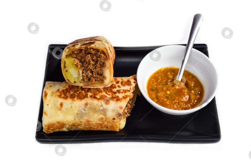 Скачать Мексиканский буррито со свининой, сыром и картофелем подается с соусом боррача фотосток Ozero