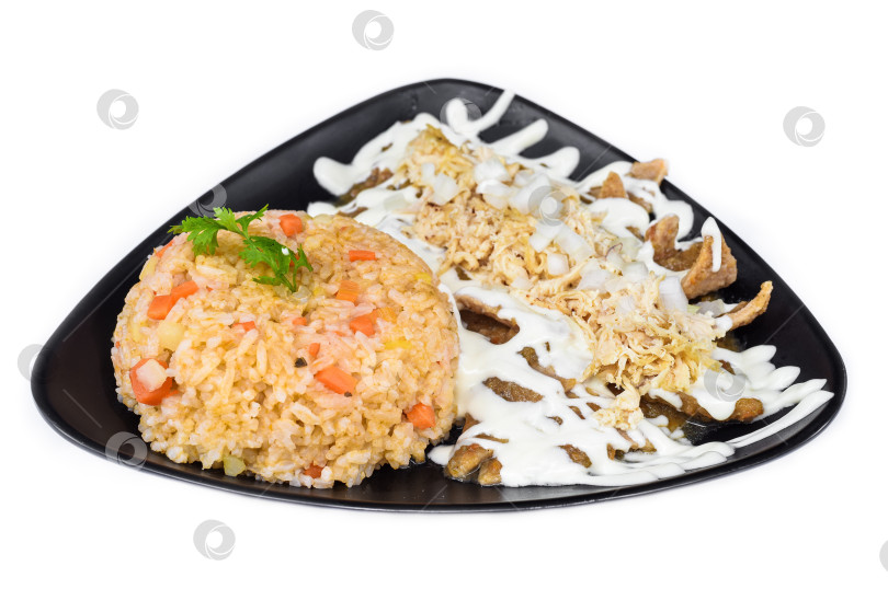 Скачать Чили с рисом, мексиканскими соусами, перцем чили и помидорами черри, вид сбоку на белом фоне фотосток Ozero