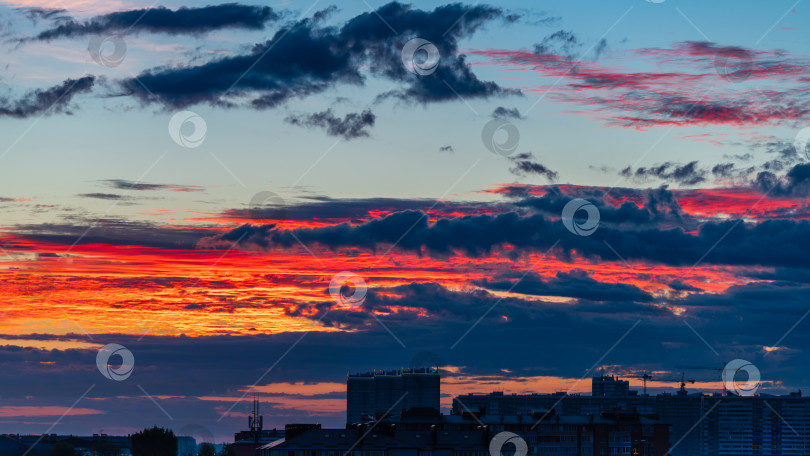 Скачать Красочное Небо Над Городом В Момент Восхода Солнца фотосток Ozero