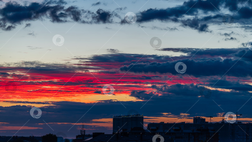 Скачать Красочное Небо Над Городом В Момент Восхода Солнца фотосток Ozero