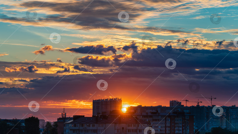 Скачать Красочное Небо Над Городом В Момент Восхода Солнца фотосток Ozero