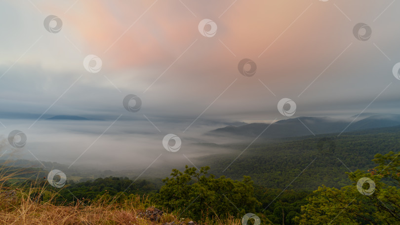 Скачать Цветные облака над туманной горной долиной перед восходом солнца фотосток Ozero
