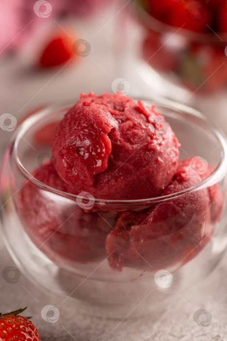 Скачать Ягодная жевательная резинка клубничное мороженое со свежими ягодами фотосток Ozero