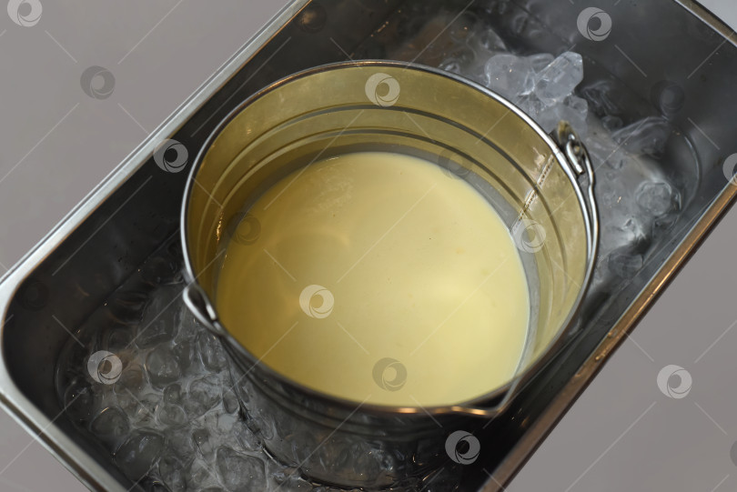Скачать Основа для приготовления мороженого из авокадо внутри льда крупным планом фотосток Ozero