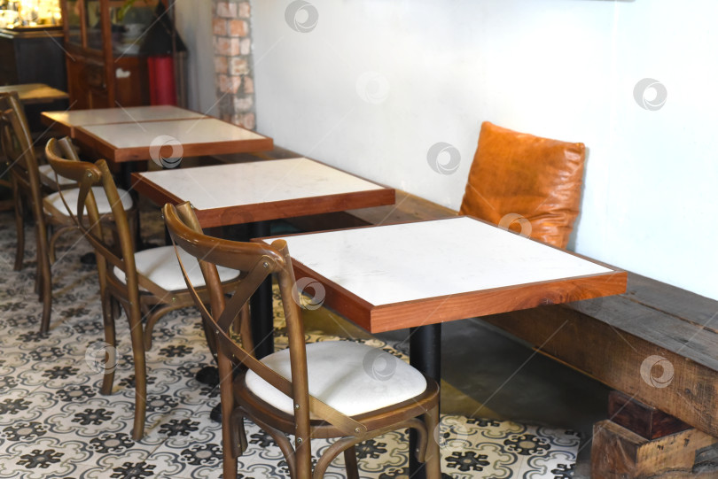 Скачать Деревянные столы и стулья в кофейне фотосток Ozero