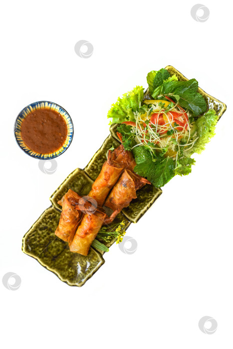 Скачать Традиционные вьетнамские спринг-роллы со свининой, креветками и рисовой бумагой на белом фоне, вид сверху фотосток Ozero