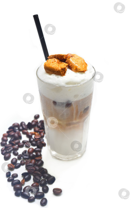 Скачать Латте из медовых сот с кофейными зернами, выделенными на белом фоне фотосток Ozero