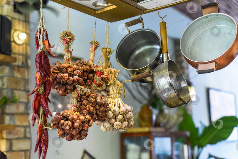 Скачать Приготовление сушеного чеснока и красного перца в сотейниках на кухне фотосток Ozero