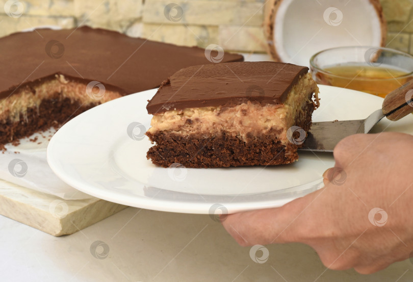 Скачать Подача кусочка торта "Баунти" вручную на тарелке фотосток Ozero