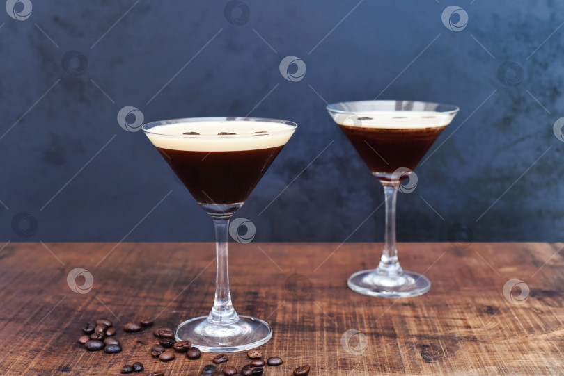 Скачать Бокалы для эспрессо-мартини с кофейными зернами на деревянном столе на черном фоне фотосток Ozero