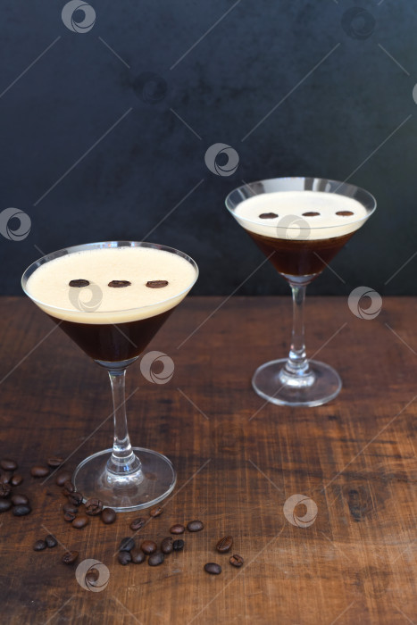 Скачать Бокалы для эспрессо-мартини с кофейными зернами на деревянном столе на черном фоне фотосток Ozero