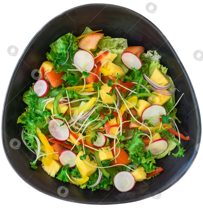 Скачать Вегетарианский салат с редисом, рукколой, ананасом и помидорами на белом фоне фотосток Ozero