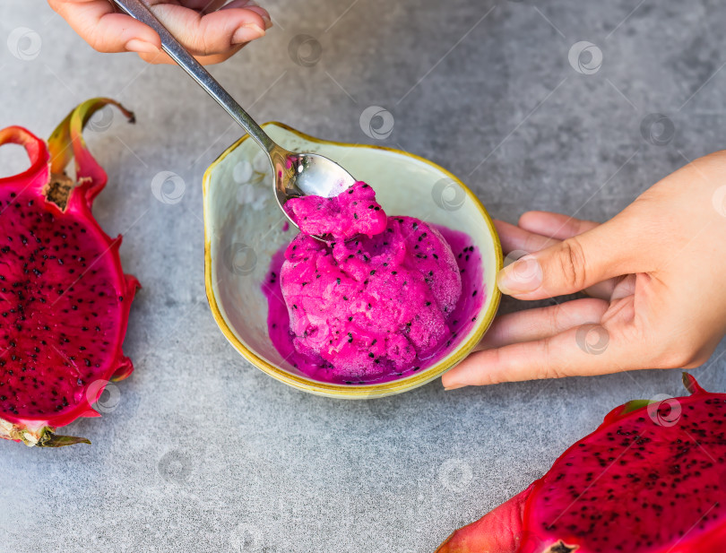 Скачать Органическое вегетарианское мороженое Dragon fruit или сорбет с фруктами вид сбоку фотосток Ozero