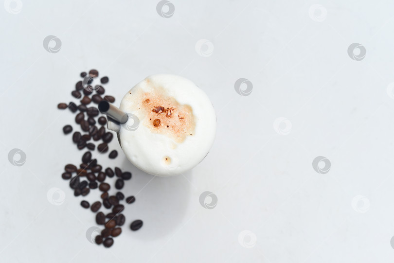Скачать Кофейный коктейль с мороженым и шоколадом, выделенный на белом фоне кофейными зернами фотосток Ozero