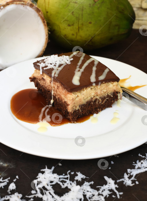 Скачать Торт "Баунти" из свежего кокосового ореха на столе фотосток Ozero