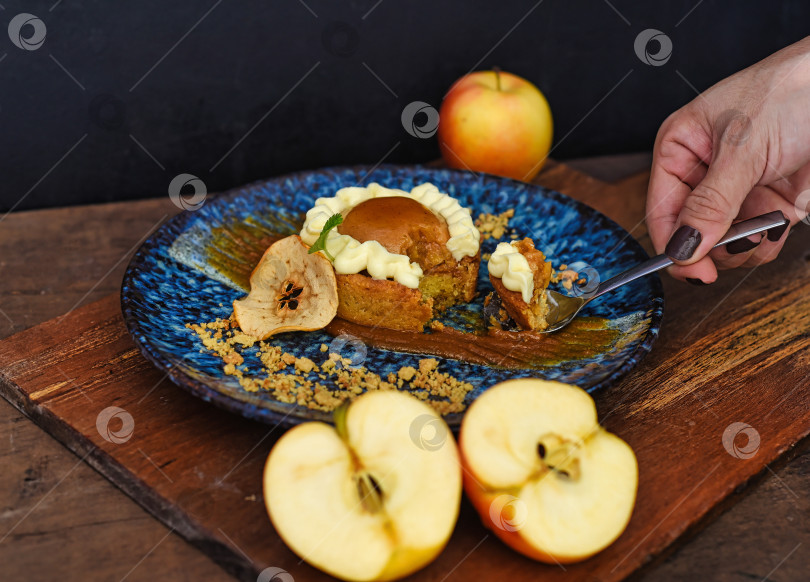 Скачать Яблочный пирог со свежими яблоками на деревянном столе фотосток Ozero