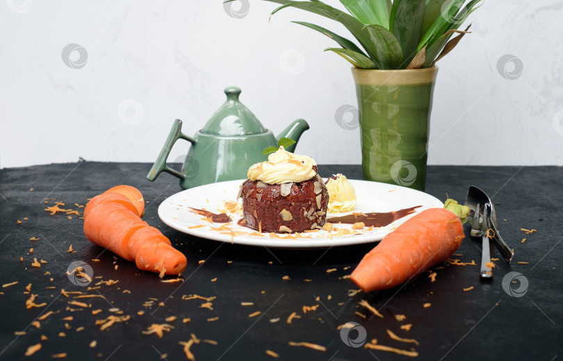 Скачать Морковно-шоколадный торт на тарелке и черном фоне фотосток Ozero
