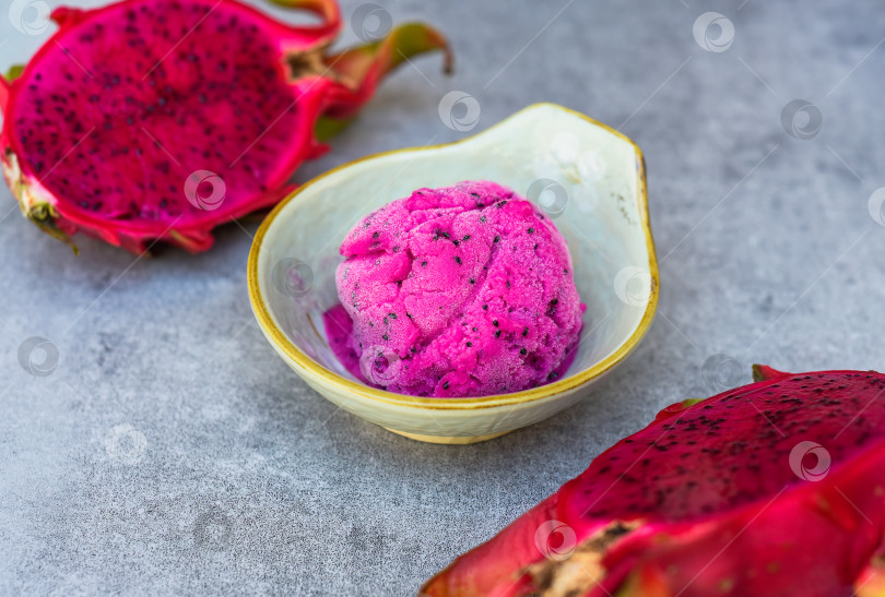 Скачать Органическое вегетарианское мороженое Dragon fruit или сорбет с фруктами вид сбоку фотосток Ozero