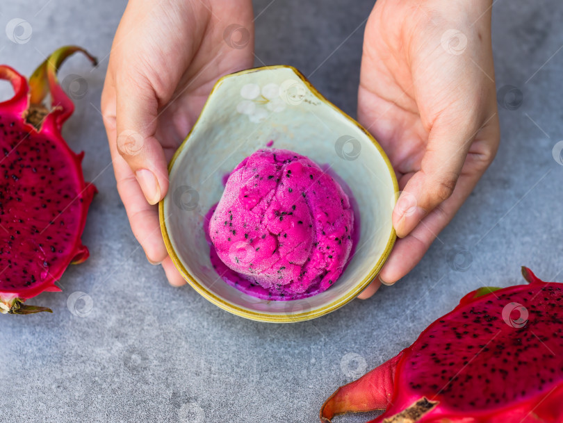 Скачать Органическое вегетарианское мороженое Dragon fruit или сорбет с фруктами вид сбоку фотосток Ozero