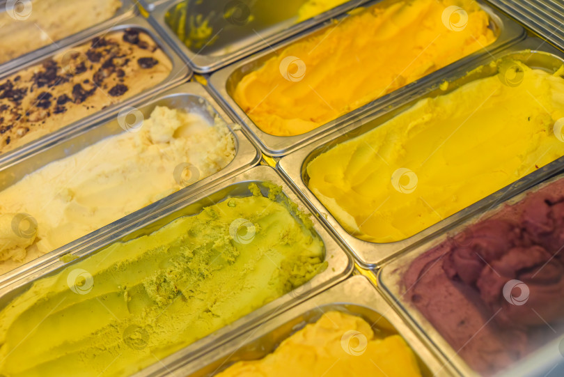 Скачать витрина с разнообразными вкусами домашнего мороженого в кофейне фотосток Ozero