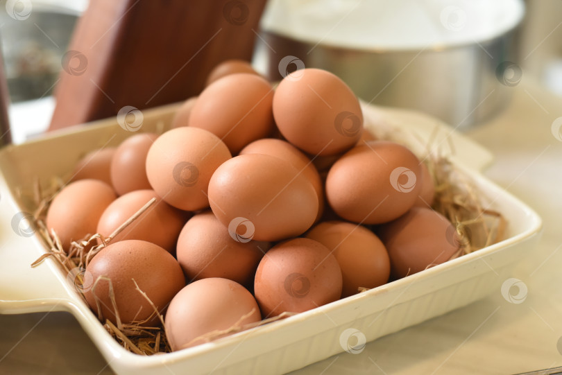 Скачать Горка яиц на соломке на сковороде крупным планом фотосток Ozero