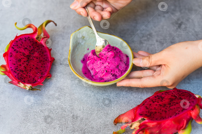 Скачать Органическое вегетарианское мороженое Dragon fruit или сорбет с фруктами вид сбоку фотосток Ozero