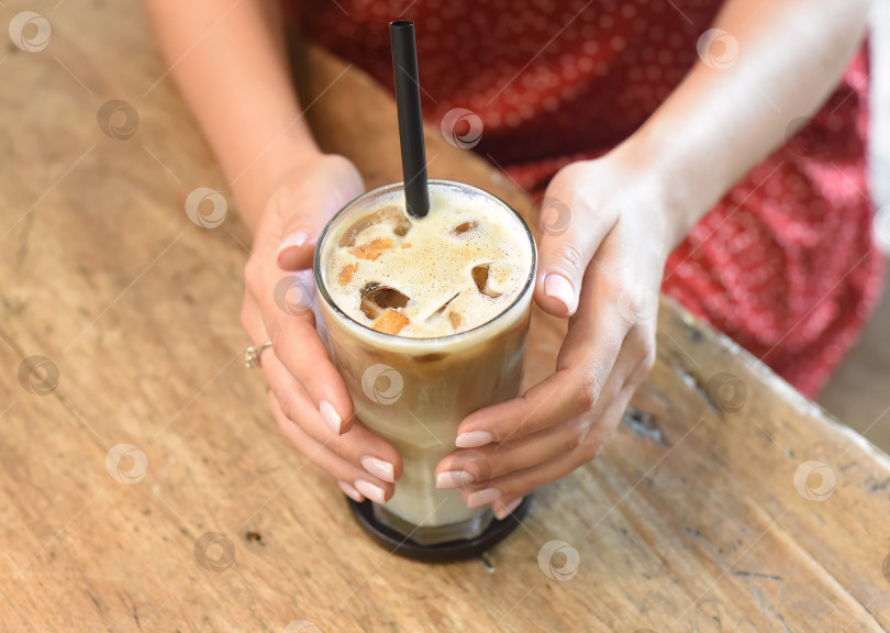 Скачать Женские руки держат стакан кофе со льдом фотосток Ozero