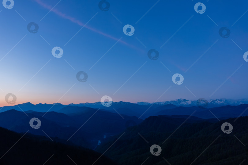 Скачать Горный хребет и долина в предрассветных сумерках фотосток Ozero