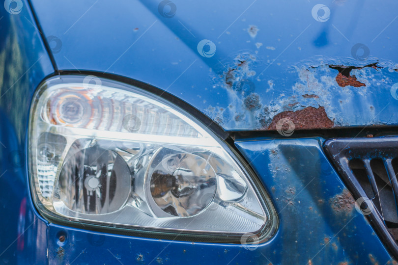 Скачать новая прозрачная фара на старой ржавой синей машине фотосток Ozero
