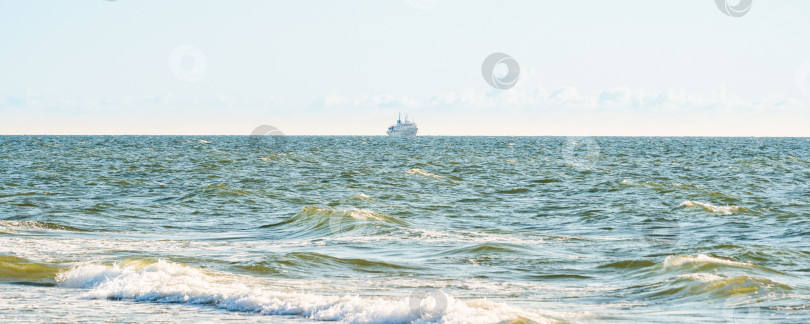 Скачать корабль плывет по бурному морю недалеко от берега фотосток Ozero
