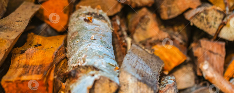 Скачать дрова, сложенные в поленницу, размытый фон, текстура фотосток Ozero